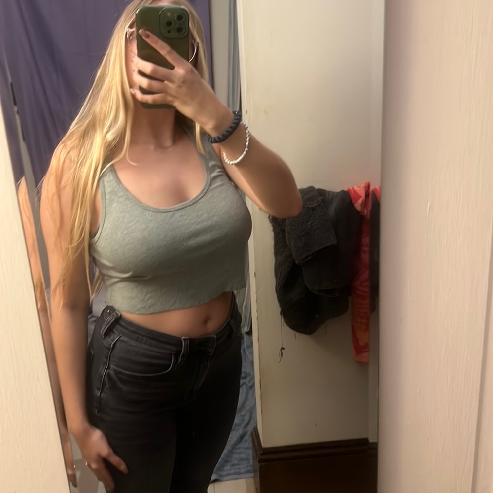Cropped Tank - Picture 1 of 3